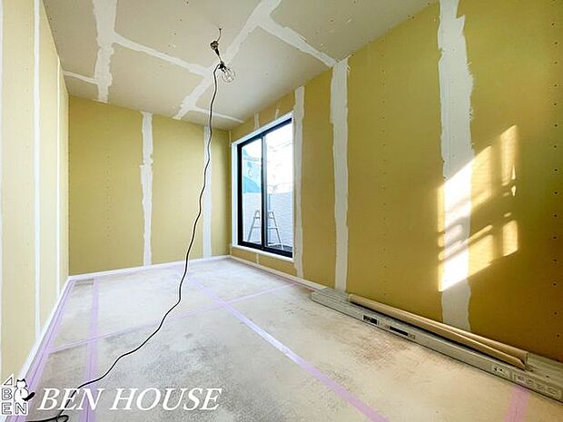 寝室・主寝室です。窓が大きく明るい広々とした寝室のため、ご家族揃ってもゆっくりお休みになれます。