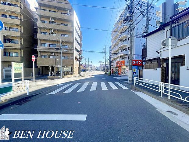 前面道路含む外観・ゆとりある前面道路に面した開放感溢れるお住まいです。見通しの良い前面道路でお車の駐車もしやすいです。