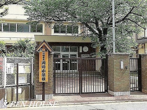 川崎市立川崎小学校 徒歩8分。教育施設が近くに整った、子育て世帯も安心の住環境です。 620m