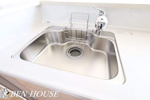 キッチン水栓(同仕様参考写真)・浄水器付の水栓は身体にやさしいお水を使えるので安心してお料理が出来ます。