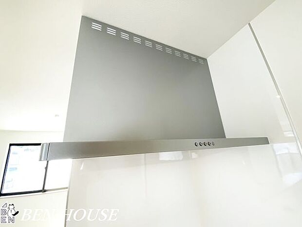 レンジフード(同仕様参考写真)・強力吸引のレンジフードで油煙やニオイをしっかり排出。静音設計で会話を妨げず、快適なキッチン時間を保てます。