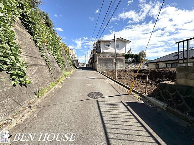 前面道路含む外観・周囲の住宅と落ち着いた街並みを保ち、車の出し入れや荷物の積み下ろしがしやすい住宅です。