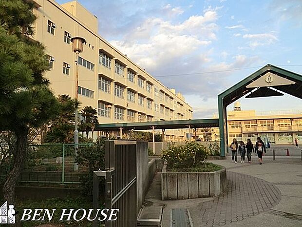 横浜市立芹が谷小学校 徒歩6分。教育施設が近くに整った、子育て世帯も安心の住環境です。 440m