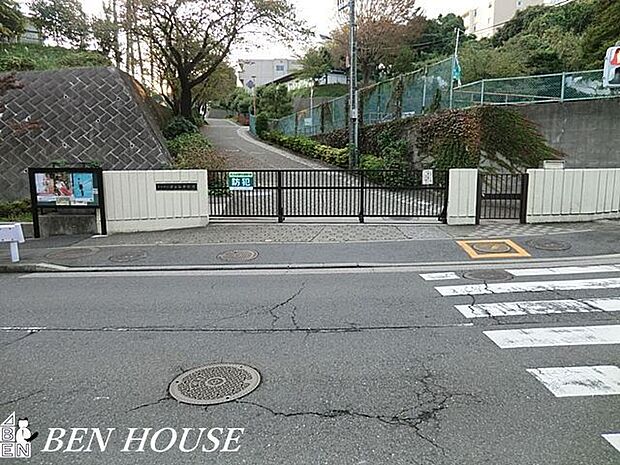 横浜市立芹が谷中学校 徒歩12分。部活動帰りの帰宅も安心の距離です! 900m