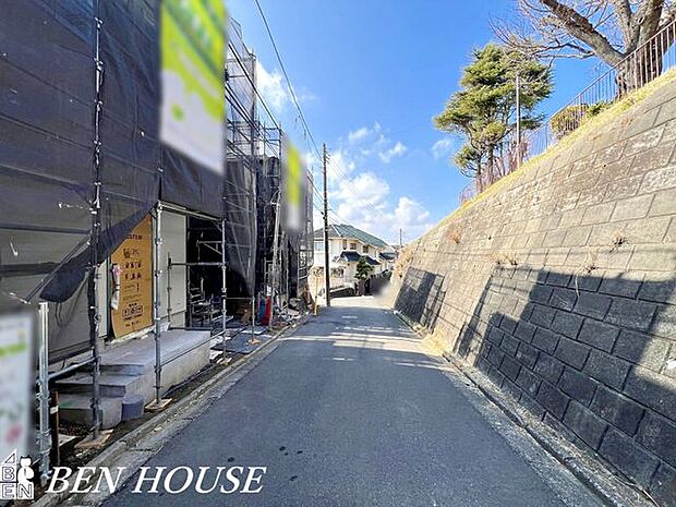 前面道路含む外観・周囲の住宅と落ち着いた街並みを保ち、車の出し入れや荷物の積み下ろしがしやすい住宅です。