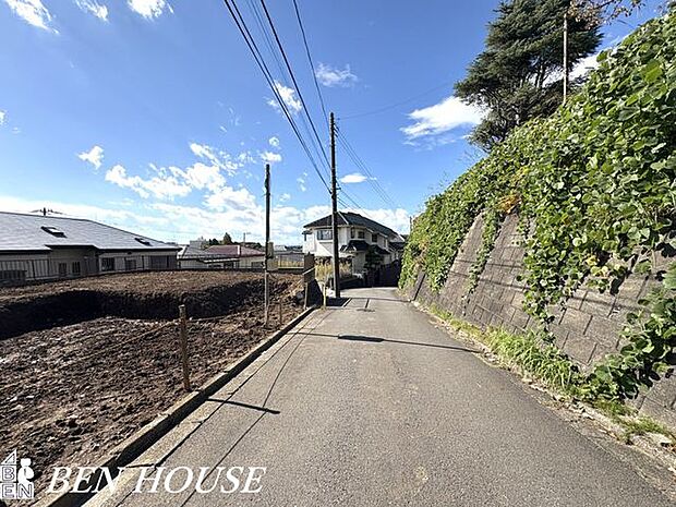 前面道路含む外観・周辺は落ち着いた雰囲気の住宅地です。小さなお子様がいるご家庭も安心です。