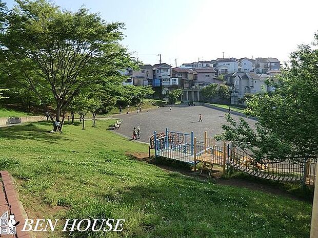 芹が谷一丁目公園 徒歩4分。樹々に囲まれた気持ちのよい公園です。 300m