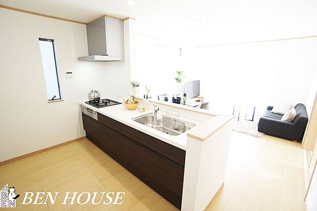 キッチン（同仕様参考写真）・広々としたキッチンは効率よくお料理が出来ます。家族でお料理も楽しめそうです。