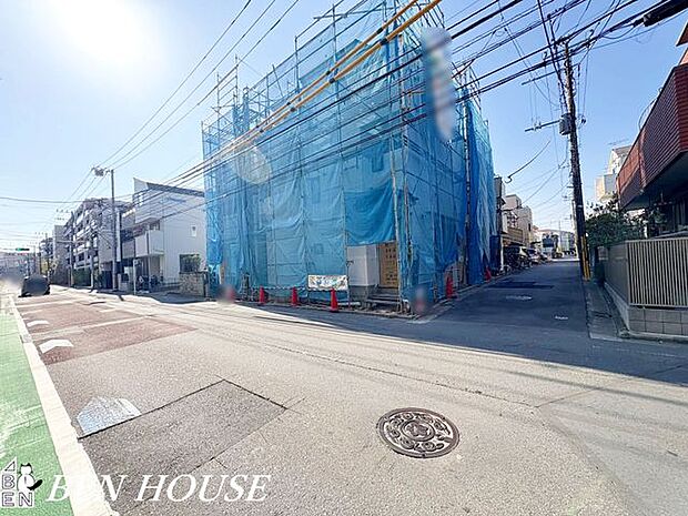 前面道路含む外観・周囲の住宅と落ち着いた街並みを保ち、車の出し入れや荷物の積み下ろしがしやすい住宅です。