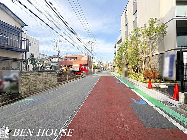前面道路含む外観・周囲の住宅と落ち着いた街並みを保ち、車の出し入れや荷物の積み下ろしがしやすい住宅です。