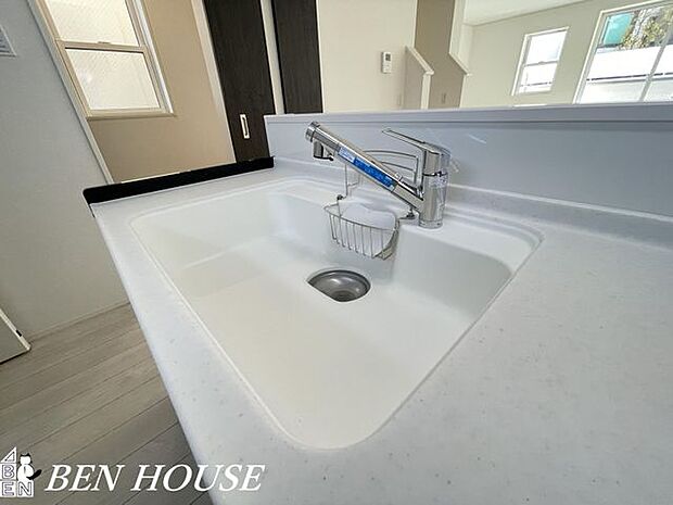 キッチン水栓(同仕様参考写真)・簡単な開閉と温度調整が出来るキッチン水栓。お掃除のしやすいキッチンでいつでも清潔に保てます!