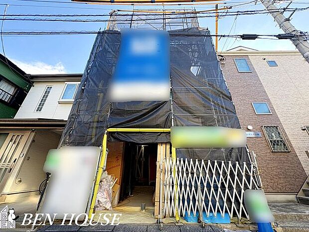 ビルドインガレージ・ガレージ内部は広めに設計され、荷物の一時置きや簡単な作業にも対応。暮らしの拠点として使い勝手の良い空間です。