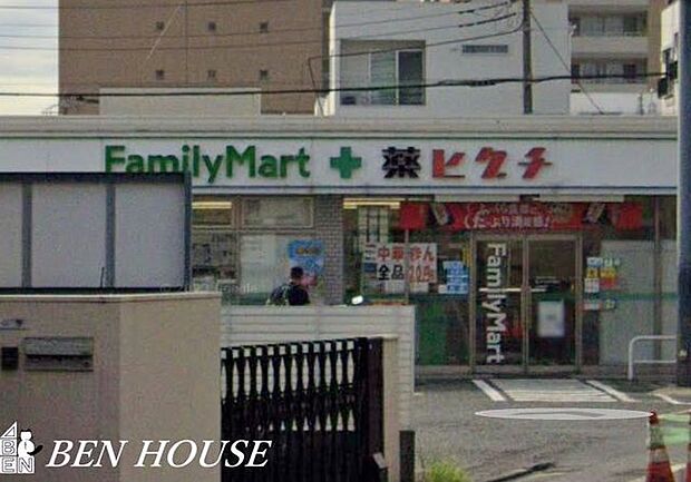 ファミリーマート+薬ヒグチ川崎戸手本町店 徒歩6分。いざという時に必要品が買えるドラックストアは近隣にあると安心です。 460m