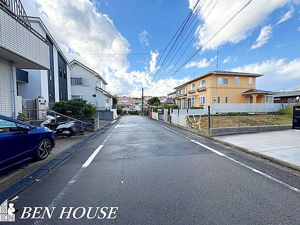 前面道路含む外観・広々とした前面道路なので駐車も楽々。車庫入れが苦手な方も安心できそうです。