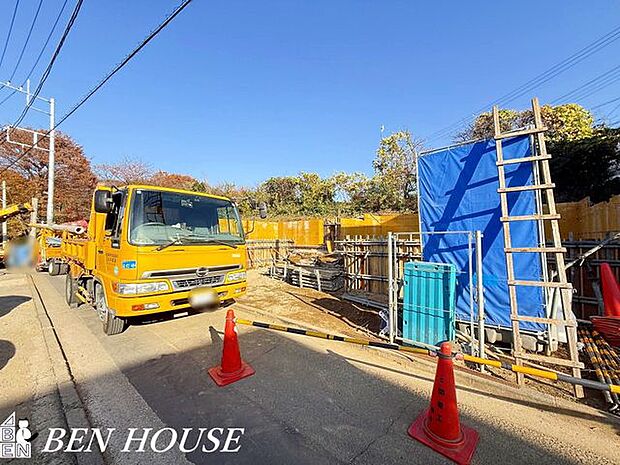 前面道路含む外観・周辺は落ち着いた雰囲気の住宅地です。小さなお子様がいるご家庭も安心です。