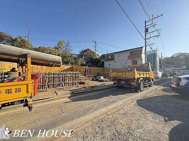 外観・周辺にはコンビニやスーパーがいくつもあるので、日々のお買い物には困りません。