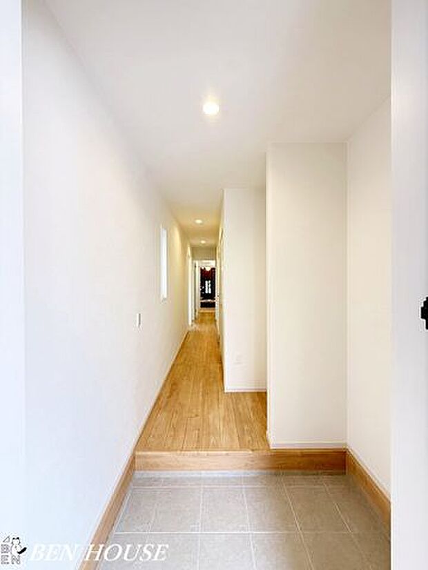 玄関・収納もあり、玄関周りをすっきりできます。お掃除道具や雨具の収納にも活用できそうです。