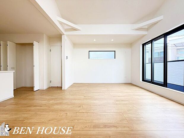 リビング・明るい光が差し込むリビングは家族が自然と集まる心地よい空間。落ち着いた色合いの内装で、リラックスできる空間です。