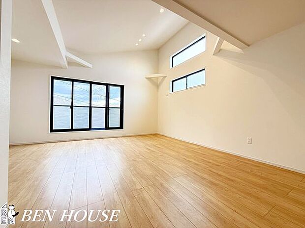 リビング・生活動線に配慮した設計のリビングは、収納やコンセント配置も工夫され日々の家事がスムーズ。心地よい居場所が家族の会話を育みます。