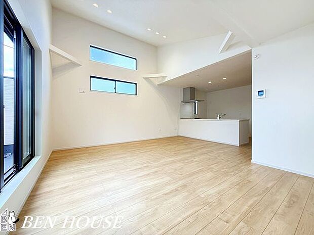 リビング・食事時にはいい香りに包まれる一体感のあるリビングは何気ない会話を楽しみながらのんびりと過ごせる空間です。