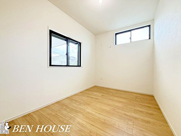 寝室・ゆとりある広さと落ち着いた色調の寝室は、十分な収納と窓からの柔らかな光で朝の支度も快適に、穏やかな眠りを誘う空間です。