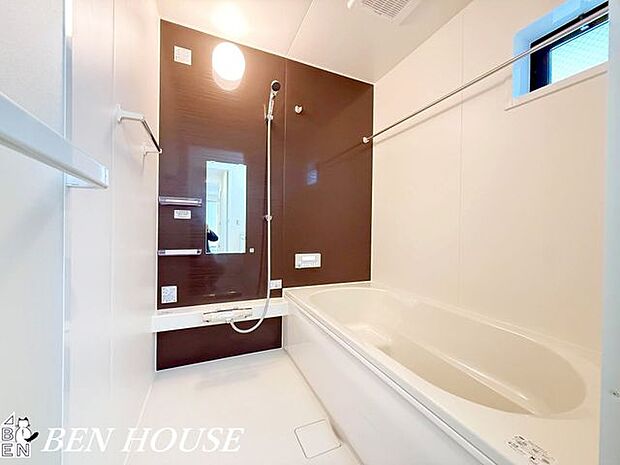 浴室・脚を伸ばしてゆっくりくつろげるバスルーム。一日の疲れを取るホッとする空間は家族のお気に入りになること間違いなしです！