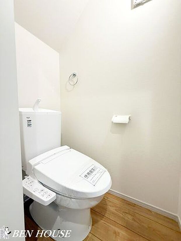 トイレ・温水洗浄便座を備えたトイレで、快適さと清潔さを両立。明るい色調の内装が清潔感を高め、リラックスできる時間を大切にします。