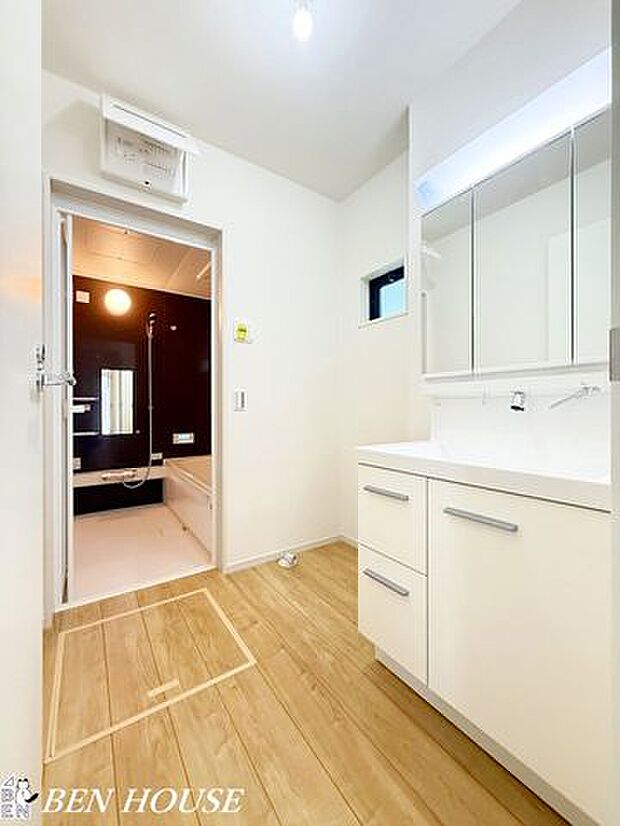 洗面台・清潔感あるゆとりの洗面スペース。鏡裏収納や棚が充実し、朝の支度から夜のケアまでスムーズにこなせる快適な家事動線が魅力です。