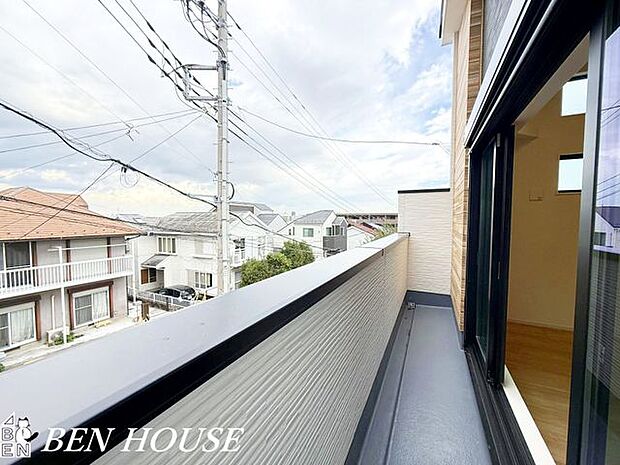 バルコニー・陽当たりと風通しに配慮したバルコニーは洗濯物の乾きやすさと居心地の良さを兼ね備え、朝夕のひとときを豊かにする屋外空間です。