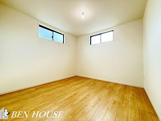 洋室・採光と通風に配慮した角部屋の洋室は開放感があり、家具やグリーンが映える落ち着いた住まいを演出します。