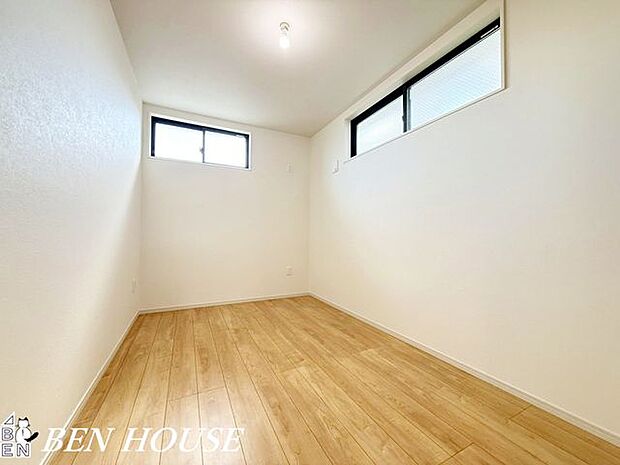 洋室・ワークスペースとしても活用できるゆったりとした洋室。自然光が届きやすく在宅ワークの集中環境としても快適です。