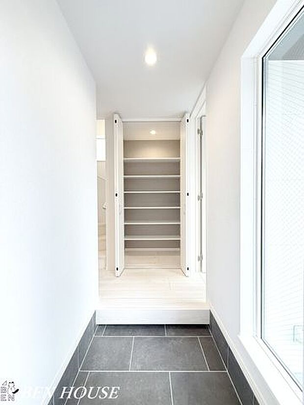 玄関・ご家族分の靴もたっぷりしまえる大型シューズボックス採用！玄関スペースをすっきり見せることができます。