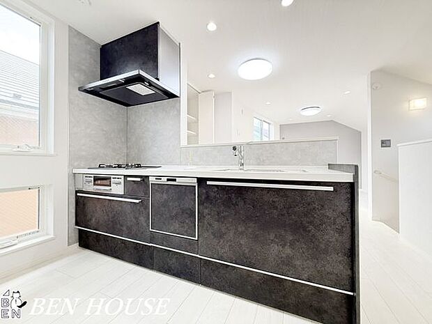 キッチン・お子様と並んで料理をしても余裕の広さのキッチン。お手伝いが楽しくなり、料理の幅も広がりそうです。