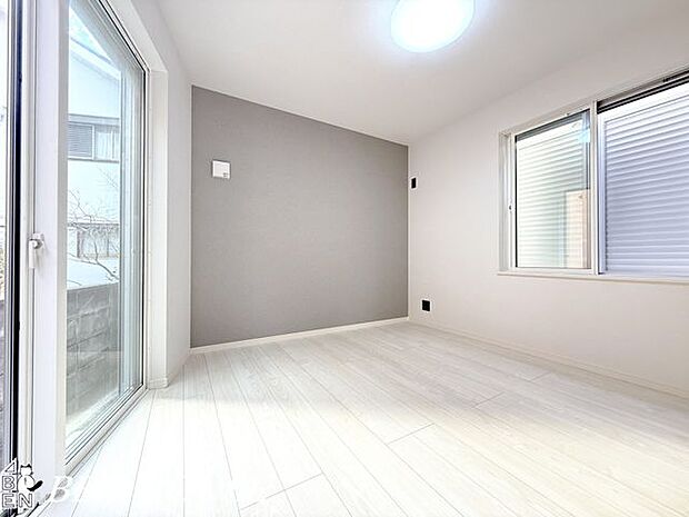 寝室・主寝室です。窓が大きく明るい広々とした寝室のため、ご家族揃ってもゆっくりお休みになれます。