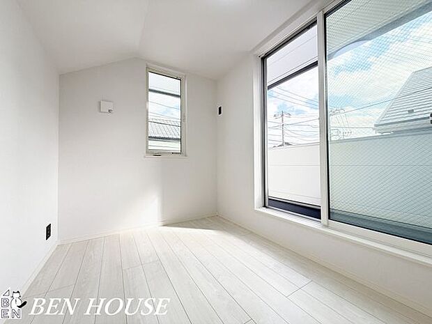 子供部屋・明るい採光とやわらかな内装が心地よい子ども部屋。収納や学習スペースを確保し、成長に合わせて使い方を変えられる設計です。