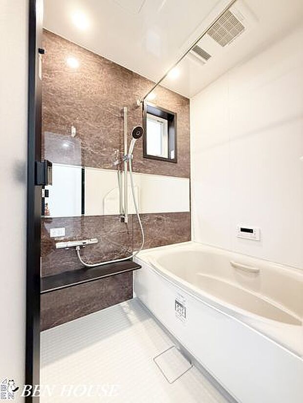 浴室・追い焚き機能付きのオートバス。ご家族それぞれの生活リズムに合わせて、いつでも温かいお風呂に入れます。