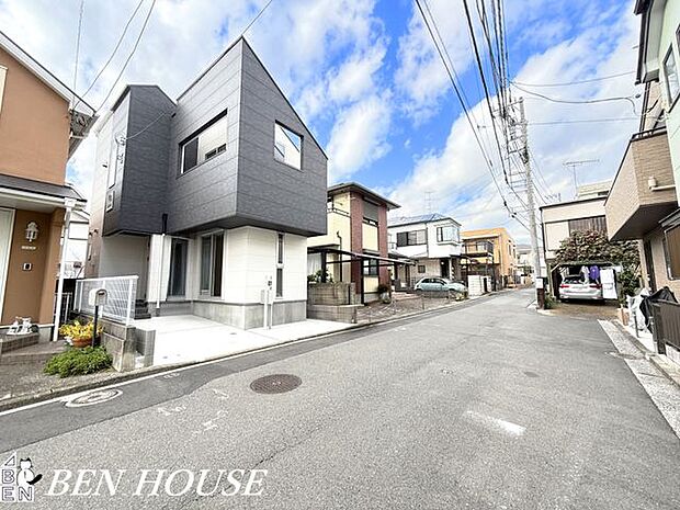 前面道路含む外観・周囲の住宅と落ち着いた街並みを保ち、車の出し入れや荷物の積み下ろしがしやすい住宅です。