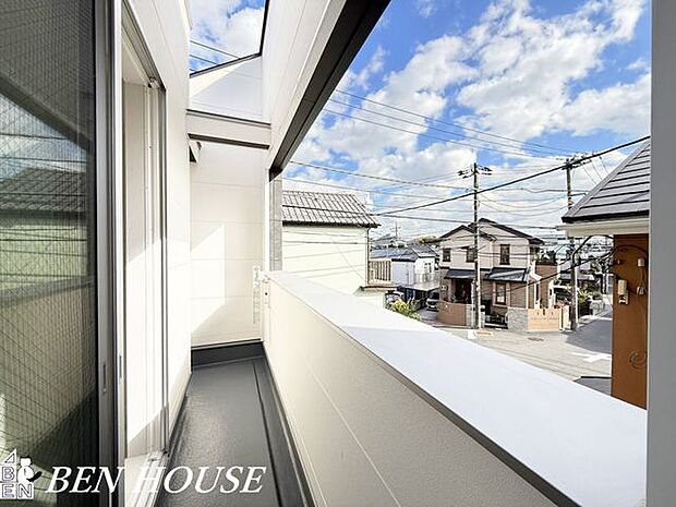 バルコニー・陽当たりと風通しに配慮したバルコニーは洗濯物の乾きやすさと居心地の良さを兼ね備え、朝夕のひとときを豊かにする屋外空間です。