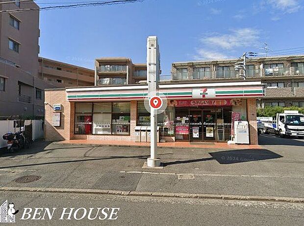 セブンイレブン横浜馬場5丁目店 徒歩7分。お出かけ前やお帰りの立ち寄りにも便利なコンビニ。 520m