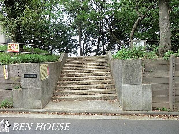 馬場二丁目公園 徒歩4分。四季の移ろいを感じる緑豊かな住環境です。 290m