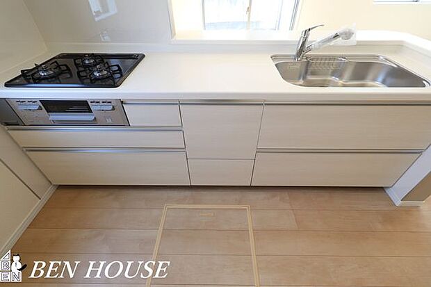 キッチン（同仕様参考写真）・広々としたキッチンは効率よくお料理が出来ます。家族でお料理も楽しめそうです。