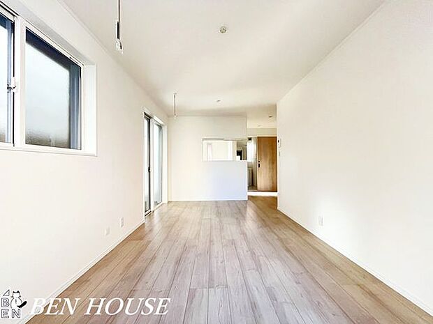 リビング・テレビやソファを置いても余裕のあるリビングは家族が集まってコミュニケーションもとりやすいです。