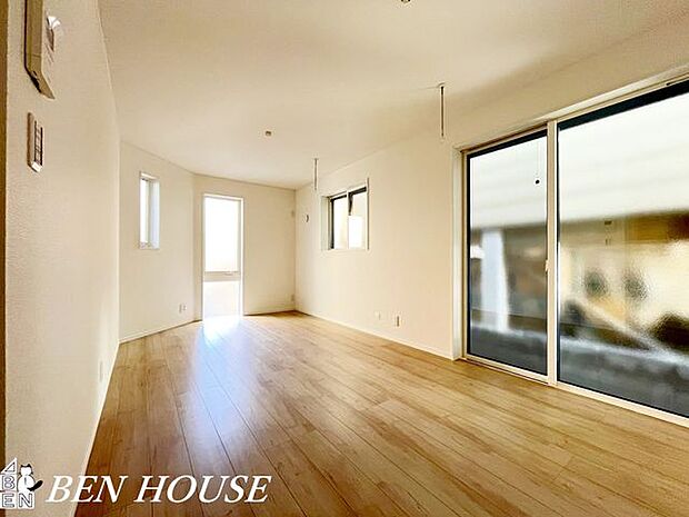 リビング・木のぬくもりを感じるナチュラルなリビング。素材感とやわらかな光が調和し、家族みんながリラックスできる穏やかな生活シーンを演出します。