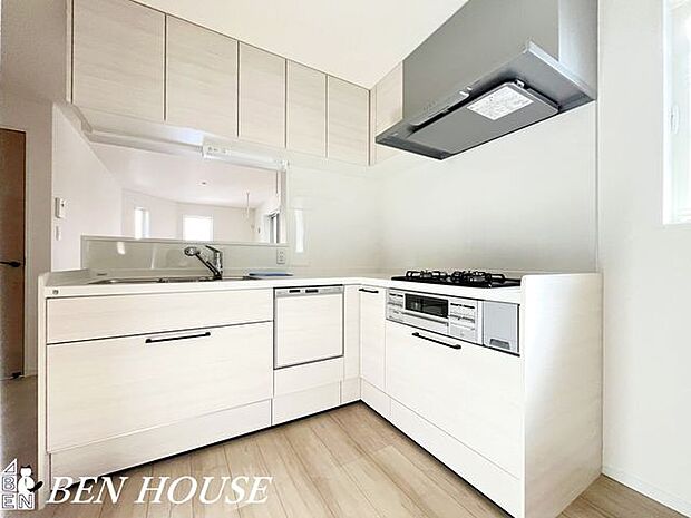 キッチン・作業動線が短く効率的で調理スペースと収納を広く確保できるL字型キッチンは、家事をスムーズに進められる設計です。