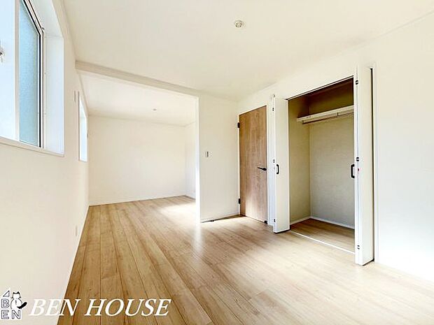 寝室・クローゼットを備えた機能的な寝室は、動線に配慮したレイアウトで身支度がスムーズ。やすらぎの素材感が安眠をサポートします。