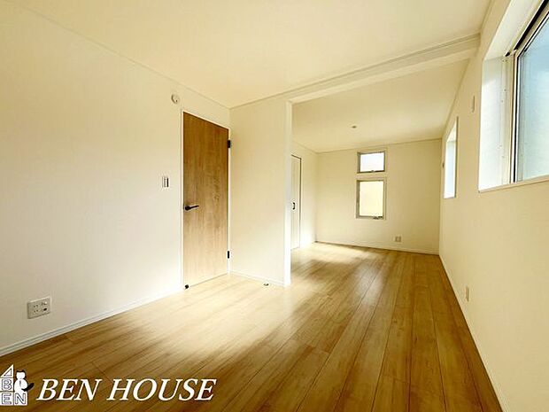 子供部屋・学習机が置きやすい動線と収納を意識した子ども部屋。自然光が差し込み集中力を高める環境で毎日の勉強がはかどります。