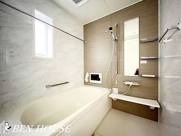 浴室・明るく清潔感があり、お手入れもしやすいバスルームです。便利な追い焚き機能や浴室換気乾燥暖房機も付いています。