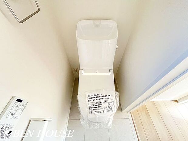 トイレ・コンパクトながらもゆとりを感じる設計のトイレ。段差を抑えた床仕上げや手元ライトで朝晩の使い勝手がよく、家事のストレスを軽減します。