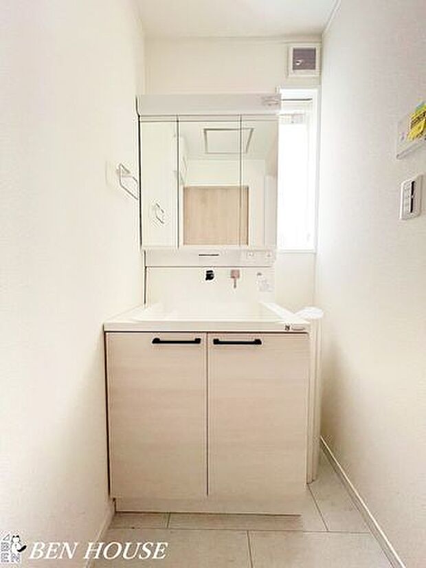 洗面台・三面鏡と棚付きの機能的な洗面化粧台が整う洗面所。明るい照明で身だしなみが整えやすく、余裕のあるスペースがゆったりとした時間を生みます。