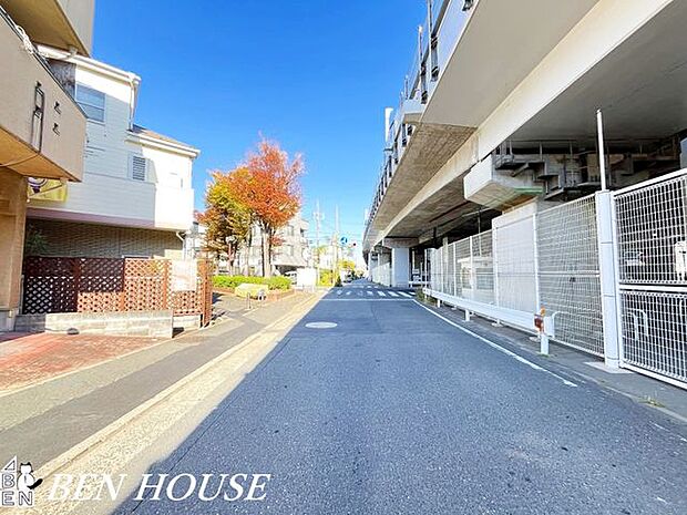 前面道路含む外観・静かな前面道路に面した閑静な住まい。周囲は低層住宅が中心で日当たりや風通しにも恵まれ、ゆったりとした日常が期待できます。